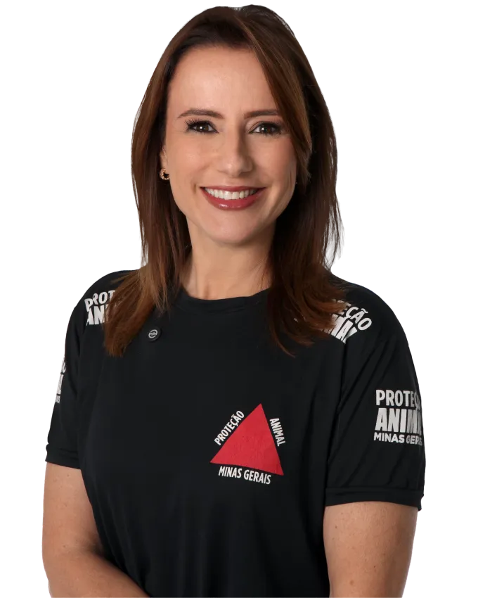 Kátia Dias sorrindo, com a camiseta da campanha de proteção animal